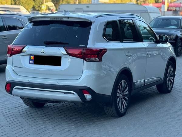 2020 Mitsubishi Outlander — Miniatură 3