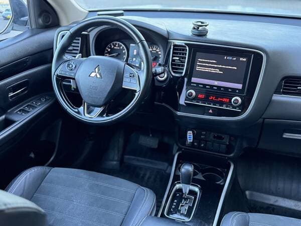 2020 Mitsubishi Outlander — Miniatură 10