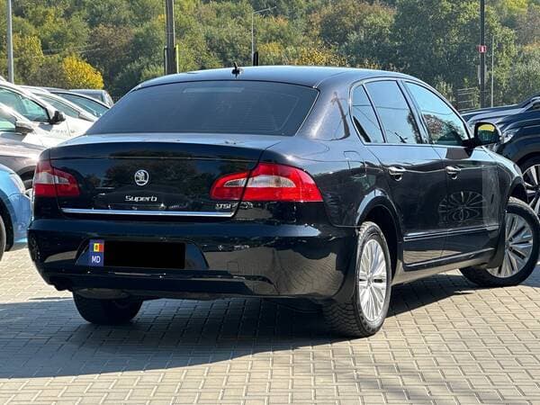 2010 Skoda Superb — Miniatură 3