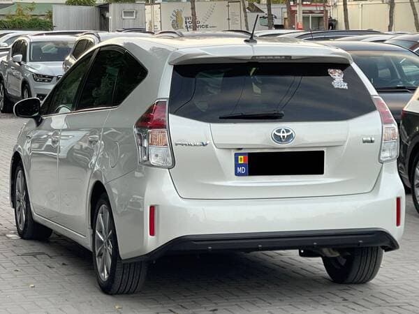 2016 Toyota Prius V — Miniatură 4