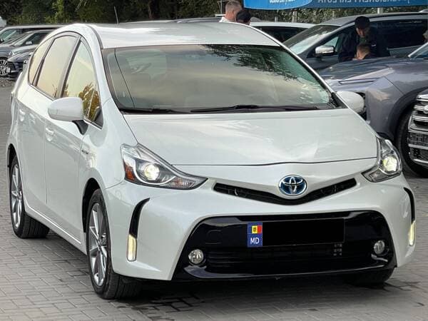 2016 Toyota Prius V — Miniatură 2