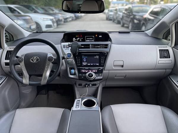 2016 Toyota Prius V — Miniatură 8