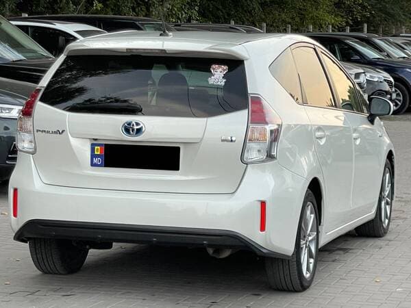 2016 Toyota Prius V — Miniatură 3