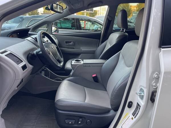 2016 Toyota Prius V — Miniatură 6