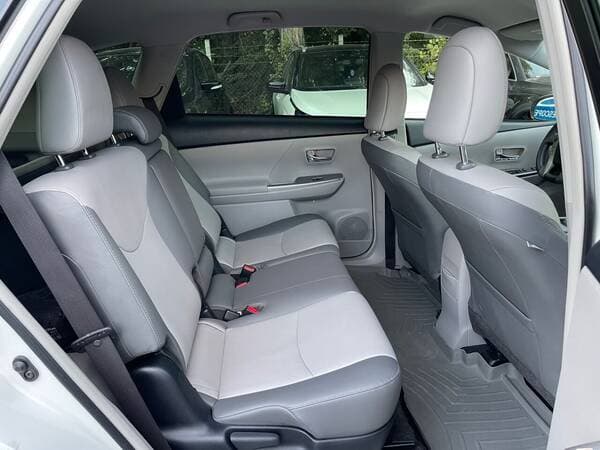 2016 Toyota Prius V — Miniatură 17