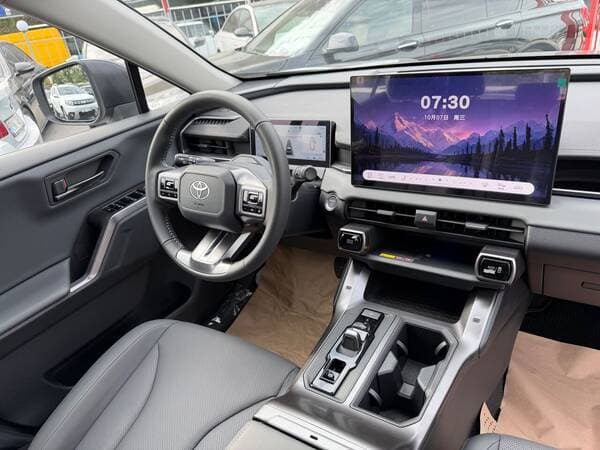 2026 Toyota Rav-4 — Miniatură 9