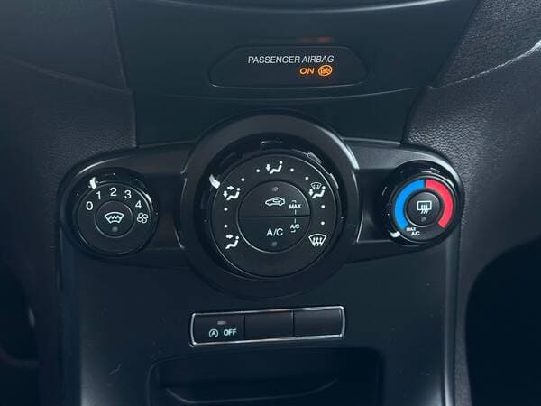 2016 Ford Fiesta — Miniatură 12