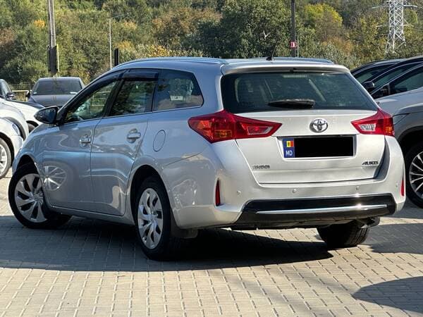 2014 Toyota Auris — Miniatură 4