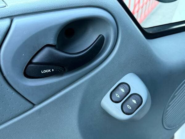2010 Ford Transit — Miniatură 11