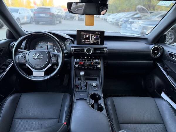 2021 Lexus IS 300 — Miniatură 9