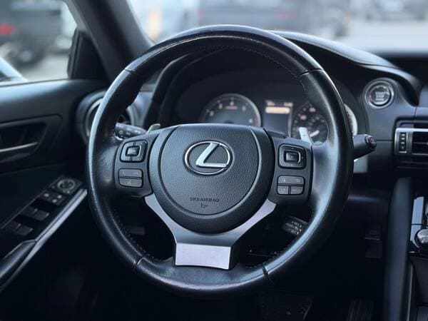 2021 Lexus IS 300 — Miniatură 10