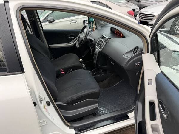 Toyota Yaris 2010 — Миниатюра 16