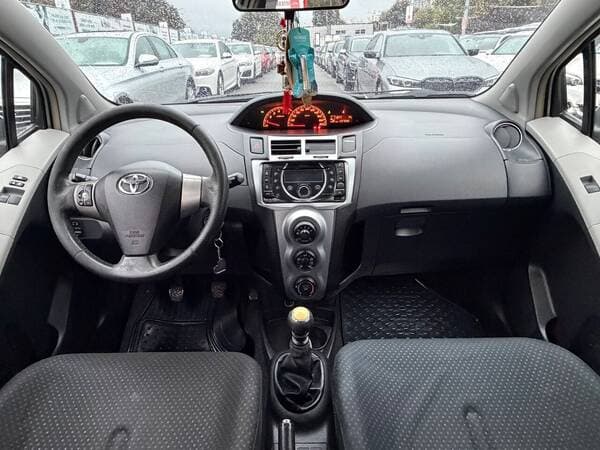 Toyota Yaris 2010 — Миниатюра 6