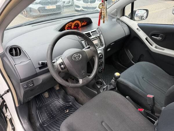 Toyota Yaris 2010 — Миниатюра 5