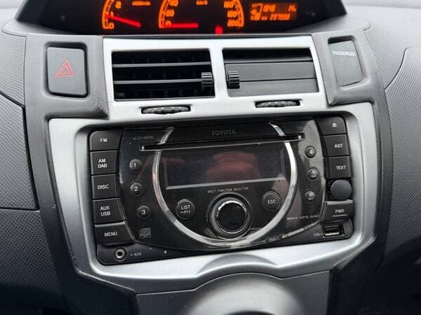 Toyota Yaris 2010 — Миниатюра 8