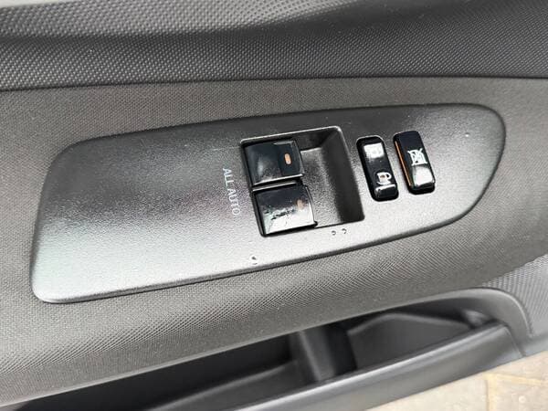 Toyota Auris 2010 — Миниатюра 12