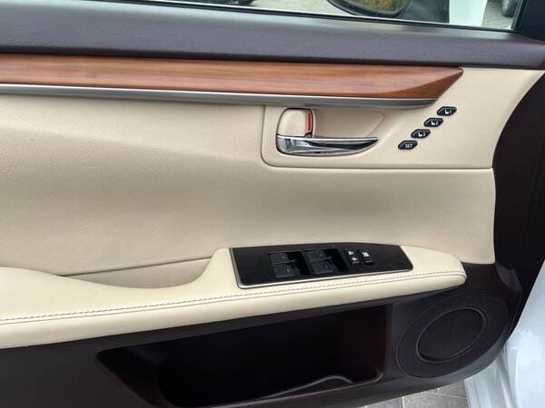 2017 Lexus ES 300h — Miniatură 18