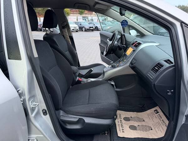 2011 Toyota Auris — Miniatură 7