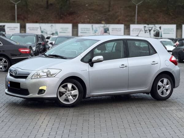 2011 Toyota Auris — Miniatură 2