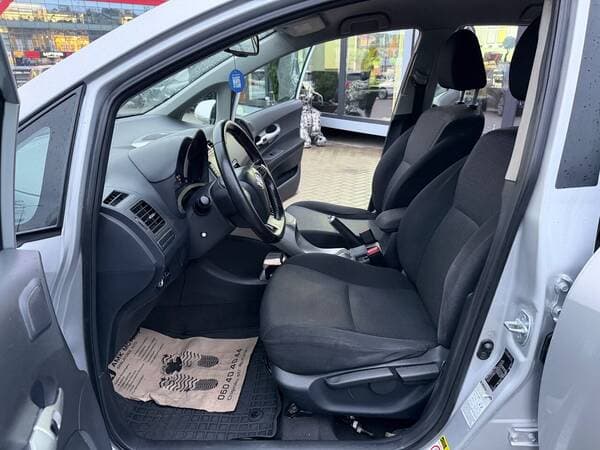 2011 Toyota Auris — Miniatură 6