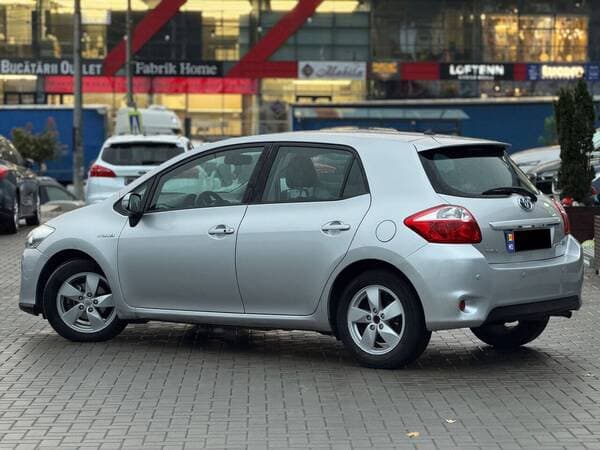 2011 Toyota Auris — Miniatură 4