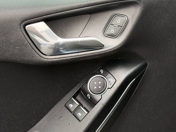 2018 Ford Fiesta — Miniatură 18