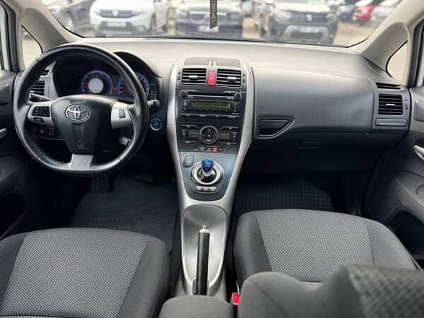 Toyota Auris 2011 — Миниатюра 7