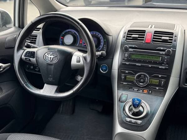 Toyota Auris 2011 — Миниатюра 8