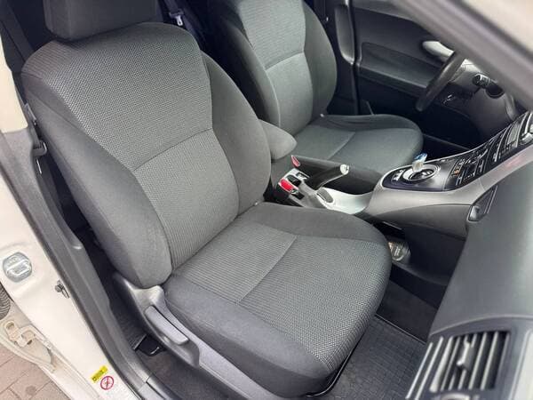 Toyota Auris 2011 — Миниатюра 6
