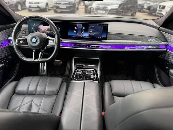 2023 BMW i7 XDrive60 — Miniatură 9