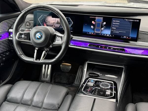 2023 BMW i7 XDrive60 — Miniatură 10