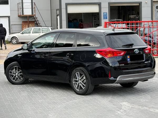 2015 Toyota Auris — Miniatură 2