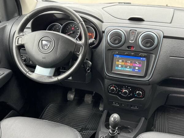 2016 Dacia Lodgy Stepway — Miniatură 8