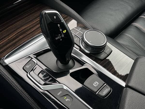 2018 BMW 530e — Miniatură 15