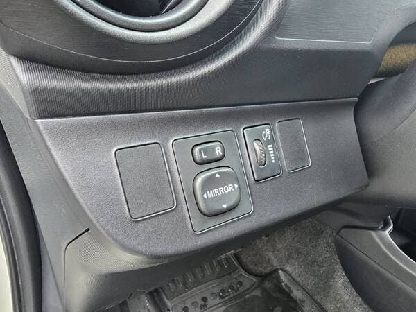 2014 Toyota Prius C — Miniatură 13