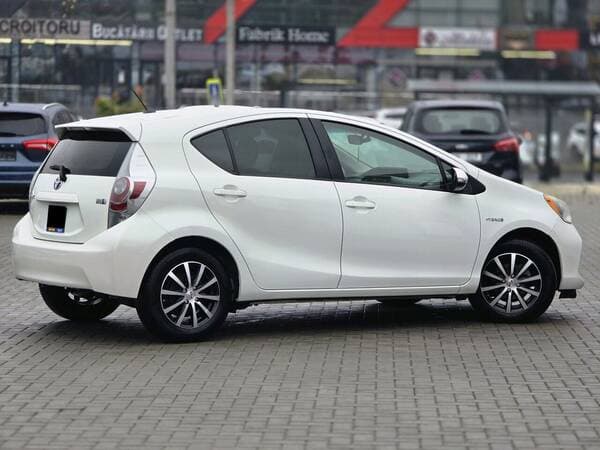 2014 Toyota Prius C — Miniatură 3