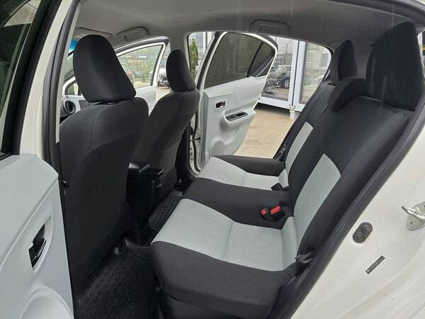 2014 Toyota Prius C — Miniatură 15