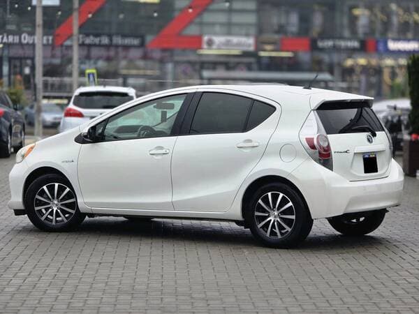 2014 Toyota Prius C — Miniatură 4