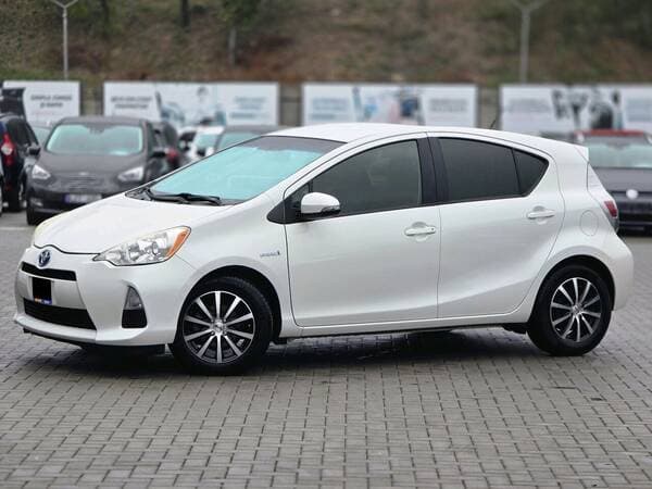 2014 Toyota Prius C — Miniatură 2