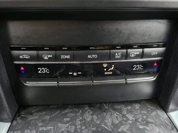 Mercedes E 200 2012 — Миниатюра 12