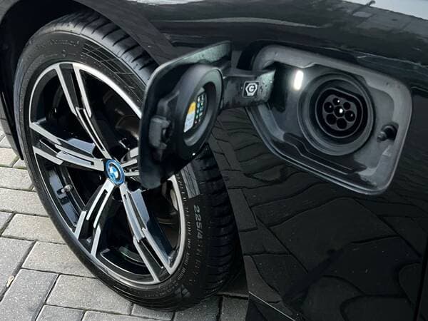 2022 BMW 330E — Miniatură 6