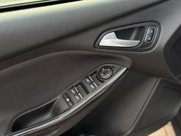 2017 Ford Focus — Miniatură 15