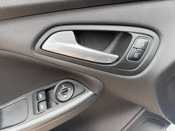 2017 Ford Focus — Miniatură 14