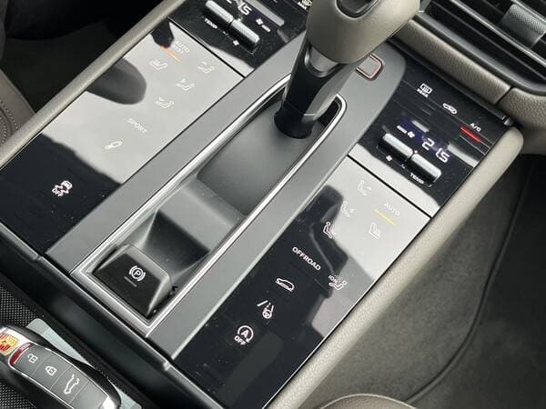 Porsche Macan 2024 — Миниатюра 23