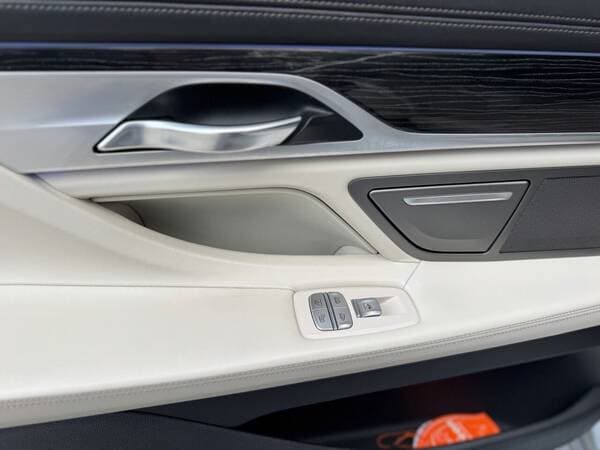 2017 BMW 740 — Miniatură 19