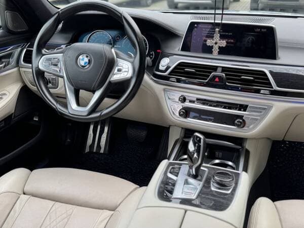 2017 BMW 740 — Miniatură 9
