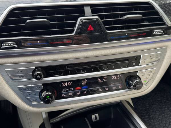 2017 BMW 740 — Miniatură 12