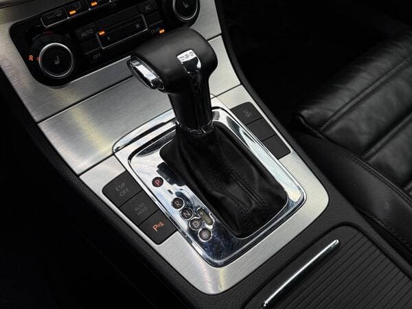 2010 Volkswagen Passat — Miniatură 11