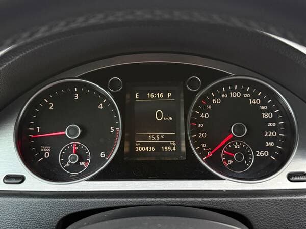2010 Volkswagen Passat — Miniatură 9