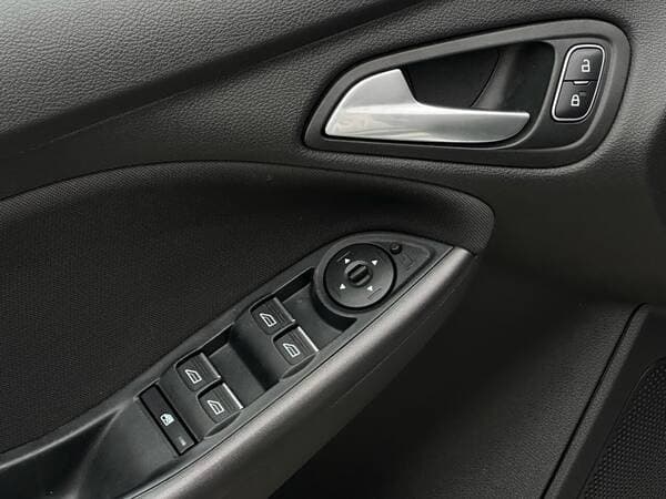 2018 Ford Focus — Miniatură 16